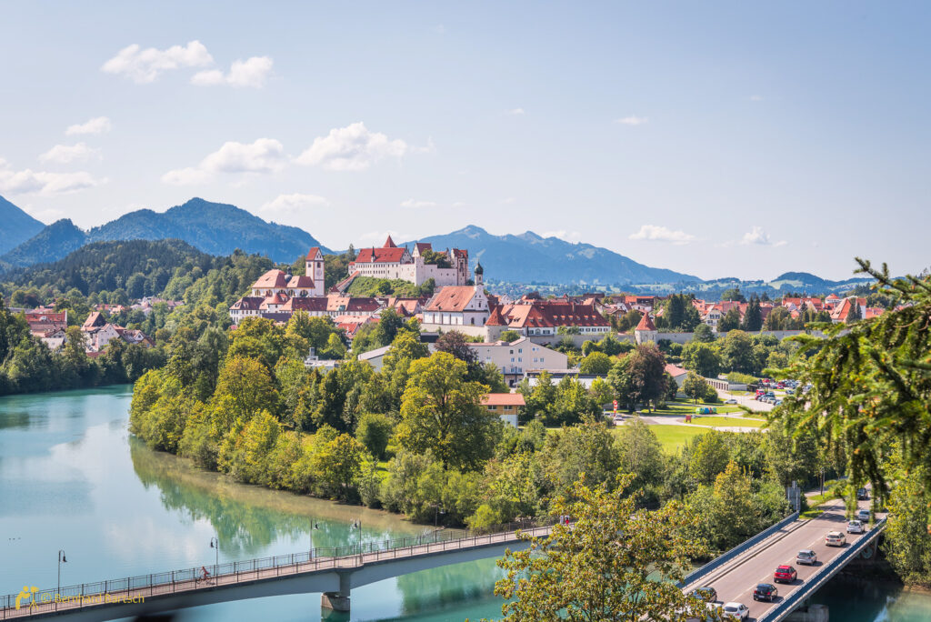 Die Altstadt von Füssen, mit hohem Schloss am Fluss Lech, Foto vom Fotograf und Webdesigner Bernhard Bartsch