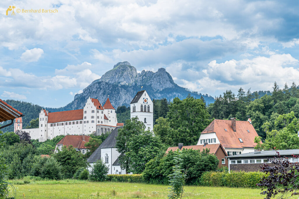 Füssener Altstadt mit Kirche, Burg und Berg Säuling im Hintergrund, Foto vom Fotograf und Webdesigner Bernhard Bartsch