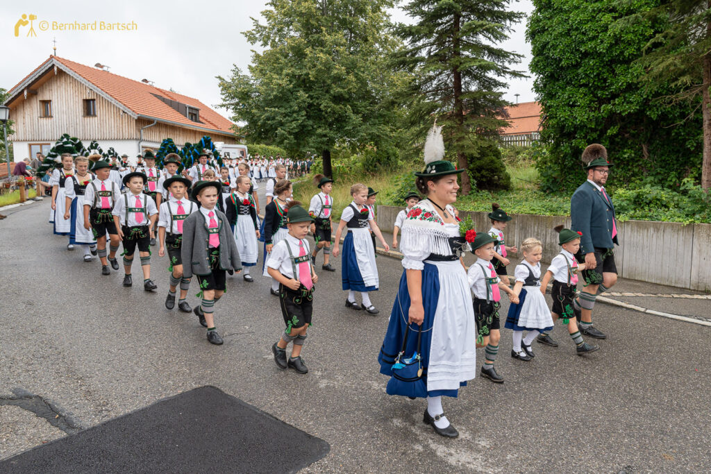Gautrachtenfest 2024, Trachtenverein Hochplatte Buching mit vielen Kindern, Foto vom Fotograf und Webdesigner Bernhard Bartsch