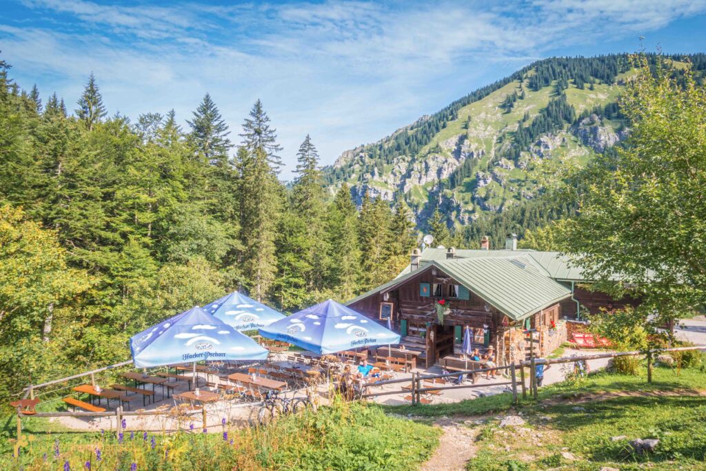 Die Kenzenhütte mit Sonnenteresse, in der Nähe von Halblech, Foto vom Fotograf und Webdesigner Bernhard Bartsch