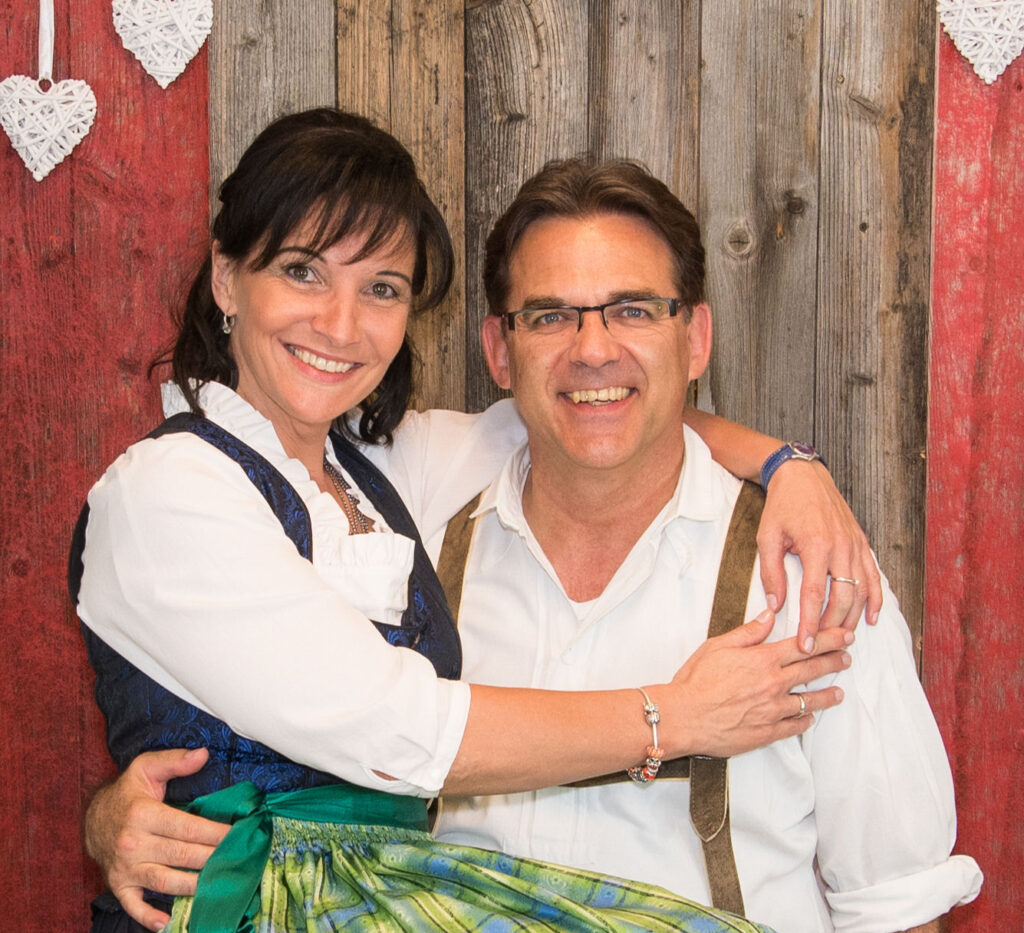 Gastgeber Ferienwohnung im Haus Hoamatland Die beiden Gastgeber Klaudia Martin und Bernhard Bartsch in der Ferienwohnung im Haus Hoamatland in Halblech
